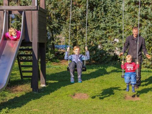 moarhof-zwei-kinder-beim-schaukeln11