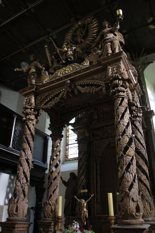 berühmte Hohlsäulen in der Kirche