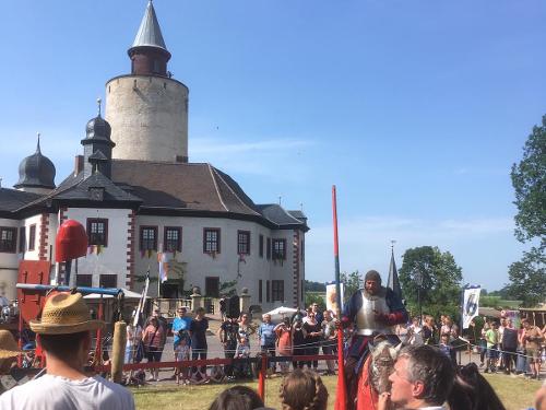 Ritterturnier vor der Burg Ritterturnier vor der Burg