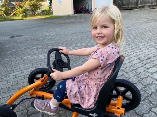 Mädchen mit Kettcar