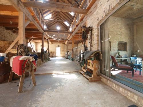 Stallgasse mit Schwalbennest