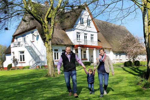 Gastgeber vorm Bauernhaus