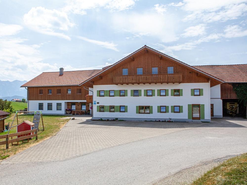 Aussenansicht mit Parkplatz Aussenansicht mit Parkplatz