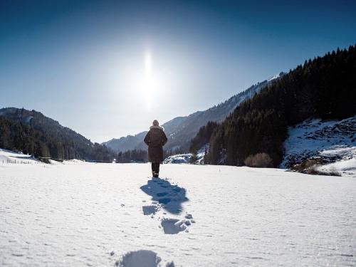 Frau läuft durch Tiefschnee Allgäu GmbH, Erika Dürr Frau läuft durch Tiefschnee Allgäu GmbH, Erika Dürr