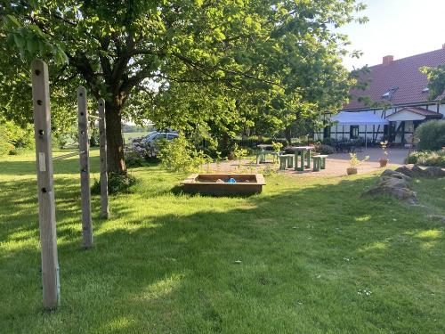 Der Spielplatz und der Eingang zum Café