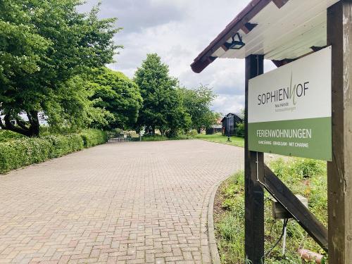 Hofeinfahrt mit Parkplatz