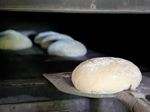 Unser Bauernbrot auf dem Weg in den Ofen Unser Bauernbrot auf dem Weg in den Ofen