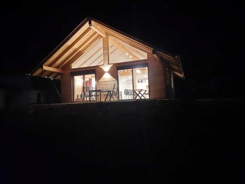 Aussenansicht bei Nacht