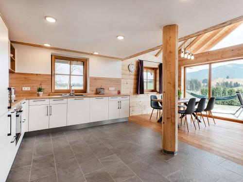 Alpenblick-Wohn und Essbereich