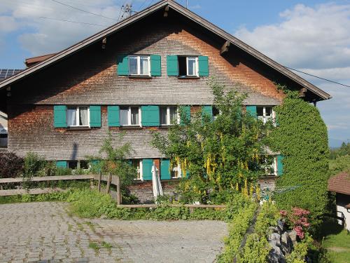 Haus mit Parkplatz - es grünt und blüht Haus mit Parkplatz - es grünt und blüht