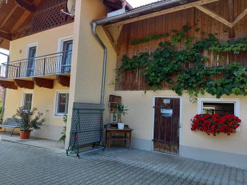 Seitenansicht Wohnhaus und Stall