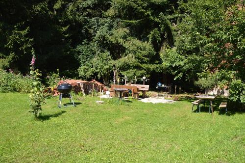 ein weiterer Sitzplatz/Grillplatz bei uns im Garten