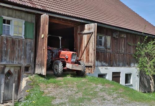 Unser Traktor in der Einfahrt
