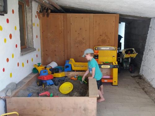 Unser überdachter Sandkasten - Kinderspielbereich