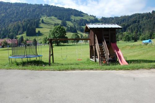 Ein Spielplatz mit viel Platz zum Springen und Spaß haben