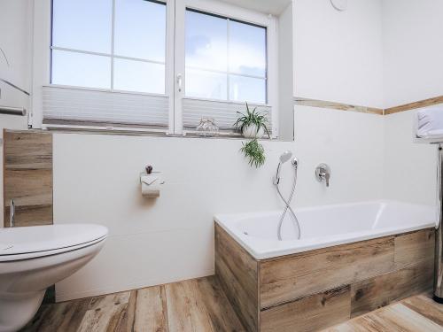 Bad mit Badewanne Seeblick