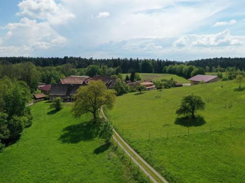 Hofgelände zwischen Wiesen