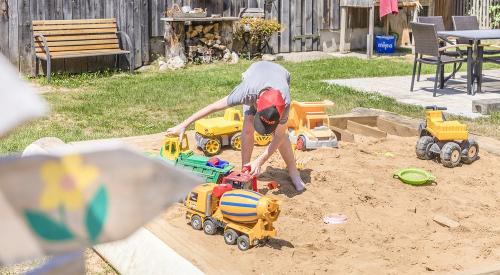 großer Sandkasten mit Sonnensegel