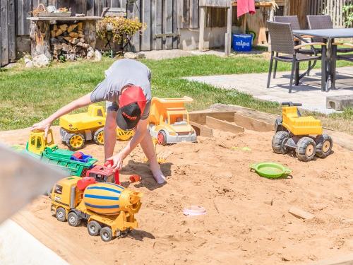 großer Sandkasten mit Sonnensegel großer Sandkasten mit Sonnensegel