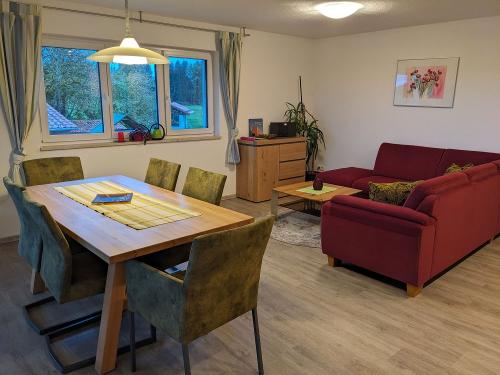 Wohnbereich mit Süd- Balkon und gemütichen Sofa Wohnbereich mit Süd- Balkon und gemütichen Sofa