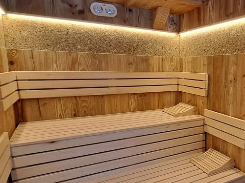 Altholzsauna mit Heutapete