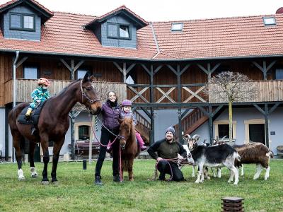 Ihre Gastgeber auf dem Glücksbringerhof
