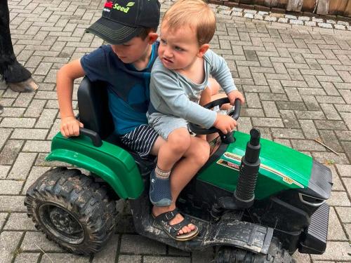 Auf dem Trettraktor unterwegs