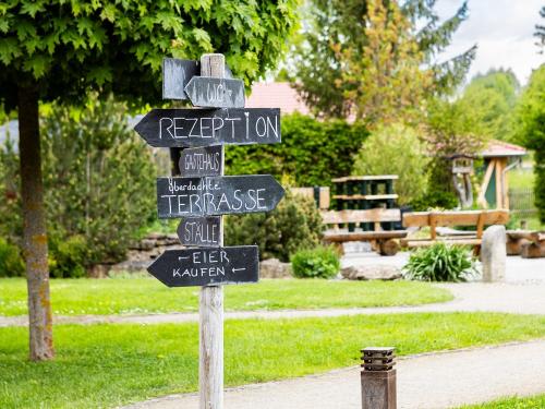 Wegweiser auf dem Hof
