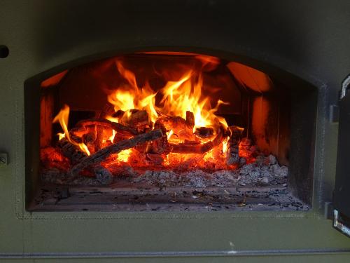 Feuer im Holzbackofen