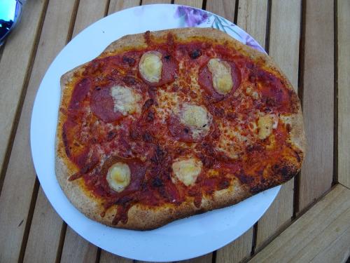 Pizza gebacken in unseren Holzbackofen