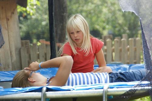  Kinderspaß auf demTrampolin