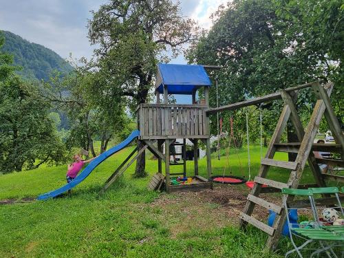 Spielplatz mit Rutsche
