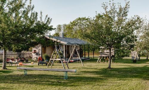 Spielplatz mit unseren Obstbäumen