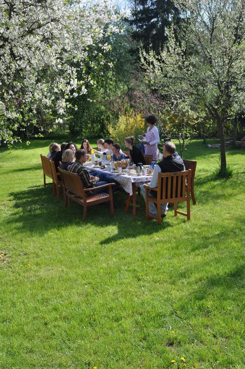 Ostertafel im Garten