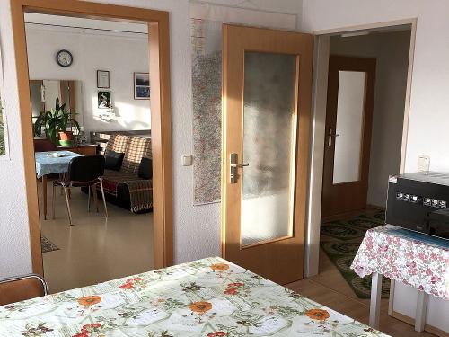 Blick vom Esszimmer ins Wohnzimmer