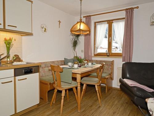 Küche mit Essecke Ferienwohnung Mittag