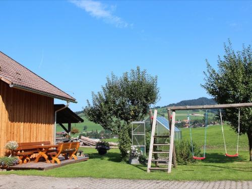 Sonnenterasse mit Spiel- und Liegewiese