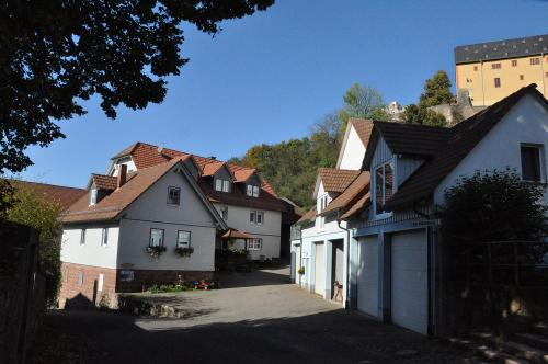 Bauernhof mit Burg im Hintergrund
