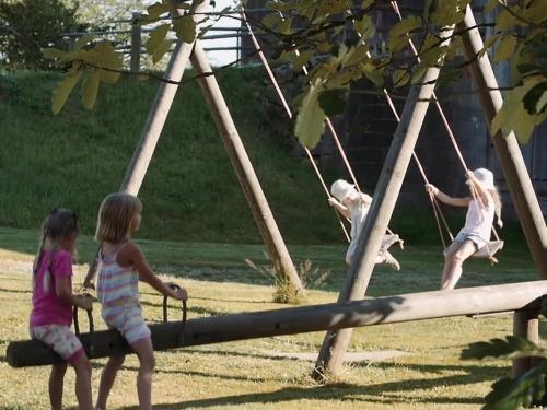 Direkt hinter dem Haus befindet sich ein großer Spielplatz