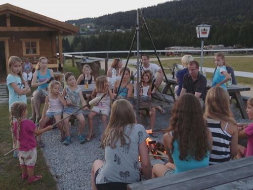 Jede Woche machen wir ein Lagerfeuer mit Stockbrot