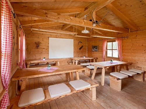 Grillhütte_Innen_Aufenthaltsbereich