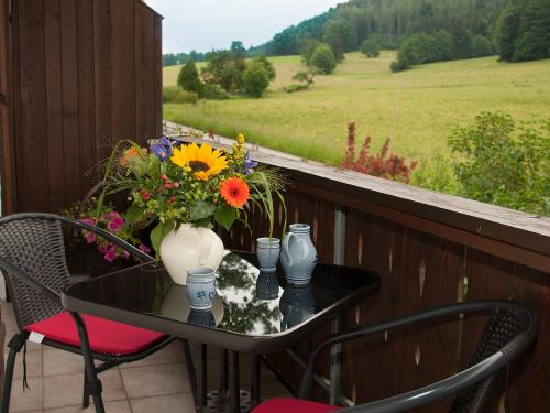 Auf dem Balkon sitzen und die Natur genießen