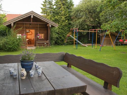 Sitzecke mit Spielplatz und Gartenhaus