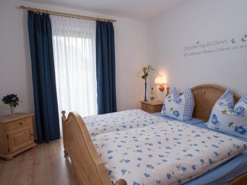 Schlafzimmer mit Balkon und Bergblick FeWo 3