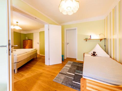 Fewo Jägersruh: Schlafzimmer mit Verbindungstür