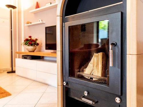 Ferienhaus: Kamin im Wohnraum