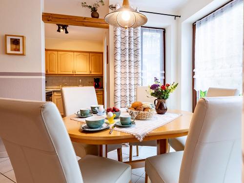 Ferienhaus: Wohnraum mit Küche & Esstisch