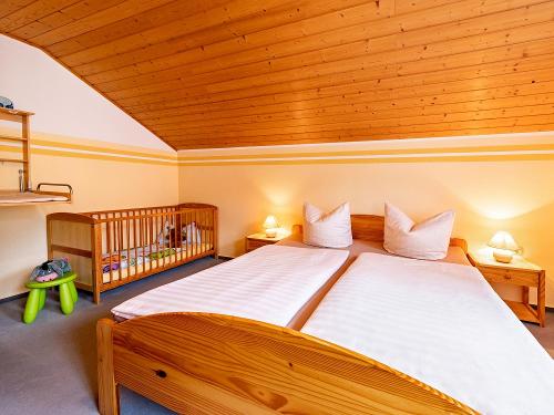 Ferienhaus: Schlafzimmer 2 mit Babybett