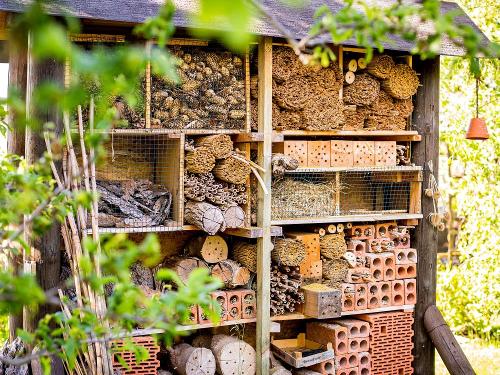 Insektenhotel im Garten