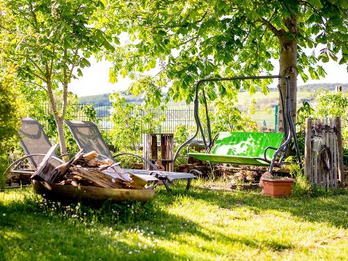 Garten mit Sitzmöglichkeiten und Lagerfeuer